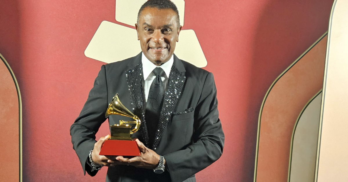 El Canario winning the Latin Grammy