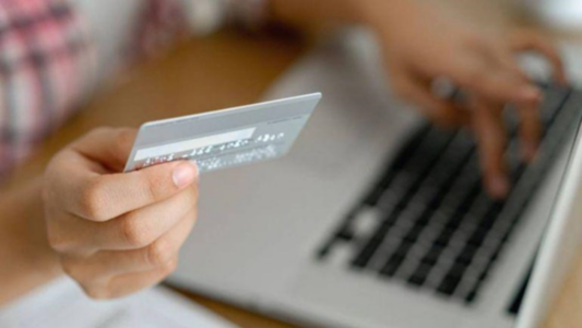 Persona revisando deuda de tarjeta de crédito y gastos financieros