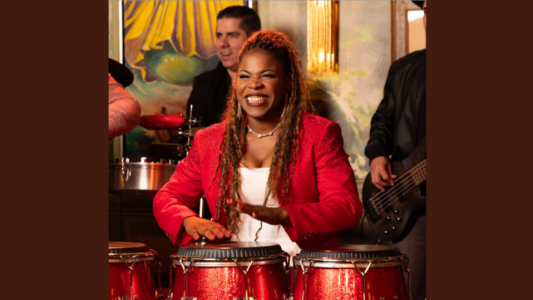 Queen Day interpreta «La Clave» con percusión afrocubana en escenario