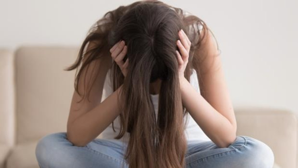 Jóvenes afectados por ansiedad digital y burnout silencioso