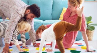 Ideas para mantener a tus hijos separados de las pantallas 3 Niños jugando y realizando actividades creativas sin pantallas
