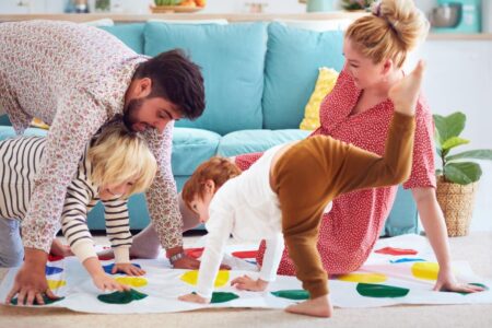 Ideas para mantener a tus hijos separados de las pantallas 1 Niños jugando y realizando actividades creativas sin pantallas