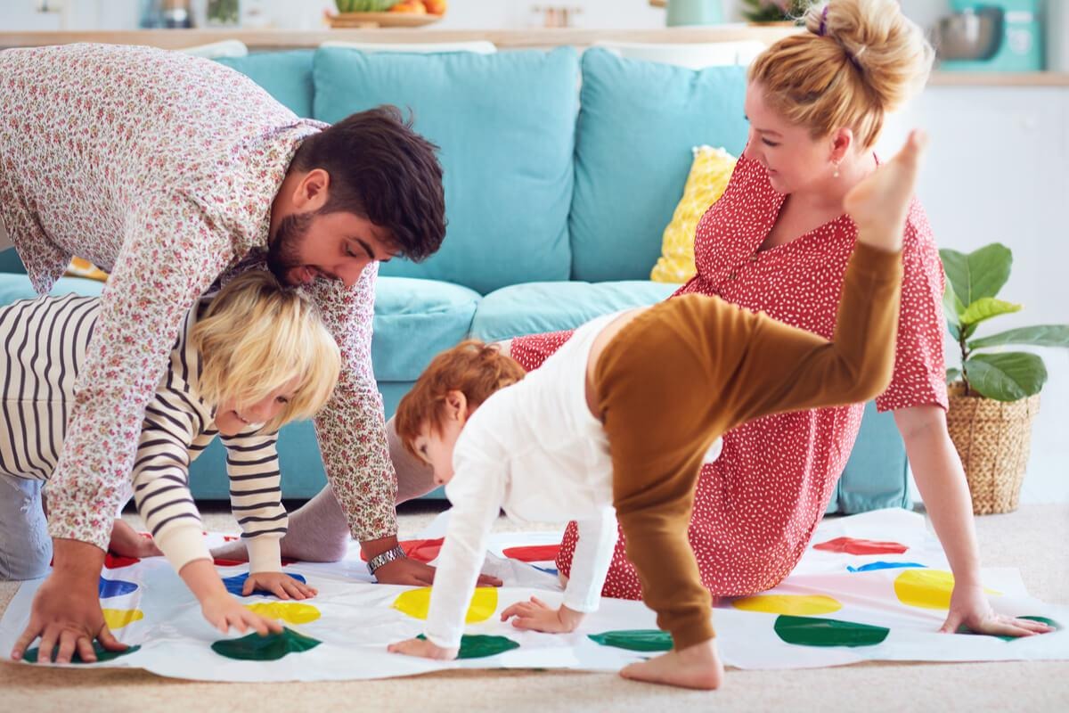 Niños jugando y realizando actividades creativas sin pantallas