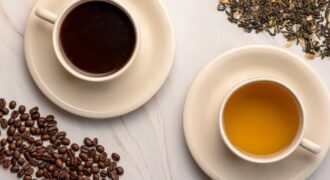 Café vs. Té: La batalla por tu bienestar diario 5 Taza de café y taza de té comparando sus beneficios para la salud