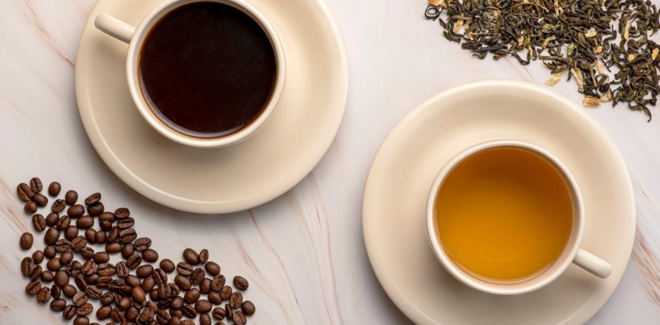 Taza de café y taza de té comparando sus beneficios para la salud