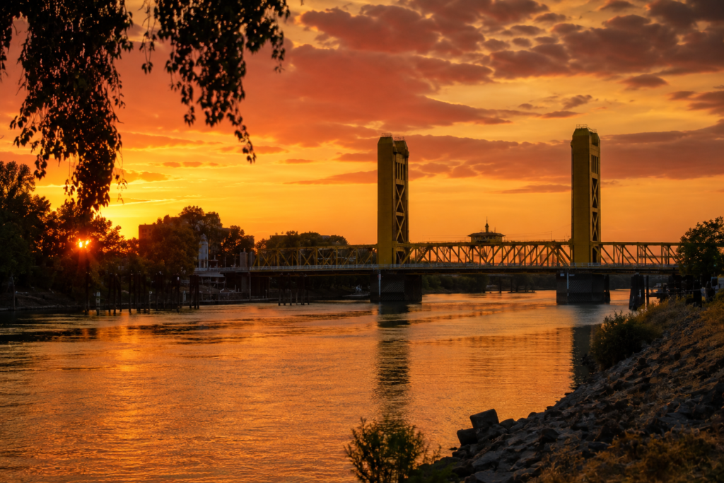 3 lugares imprescindibles en Sacramento para ver el atardecer 1 Golden Sunset Over the Lift Bridge