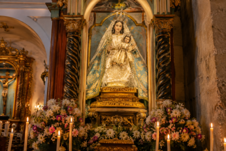 La Virgen patrona de Guatemala: Historia y devoción de Nuestra Señora del Rosario 1 Ornate Gilded Madonna Shrine