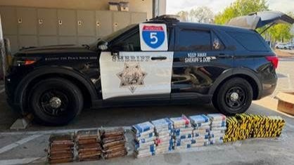 Agentes de seguridad durante una operación antidrogas en California