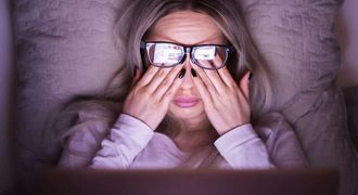 Mujer reflexionando en un espacio tranquilo como símbolo de recuperación y bienestar emocional
