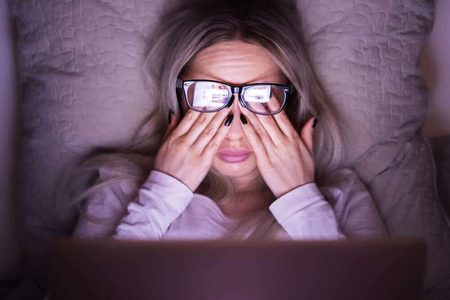 Lanzan serie audiovisual para apoyar a mujeres en la superación de la adicción a la pornografía 1 Mujer reflexionando en un espacio tranquilo como símbolo de recuperación y bienestar emocional