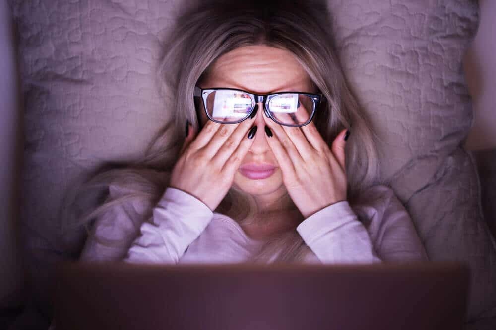 Mujer reflexionando en un espacio tranquilo como símbolo de recuperación y bienestar emocional