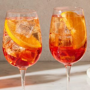 Aperol Spritz: El cóctel efervescente que se rehúsa a ceder su trono veraniego 1 Aperol Spritz