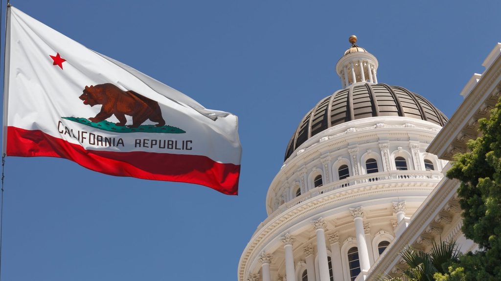 Edificio del Capitolio de California en Sacramento durante una jornada legislativa sobre protección de inmigrantes