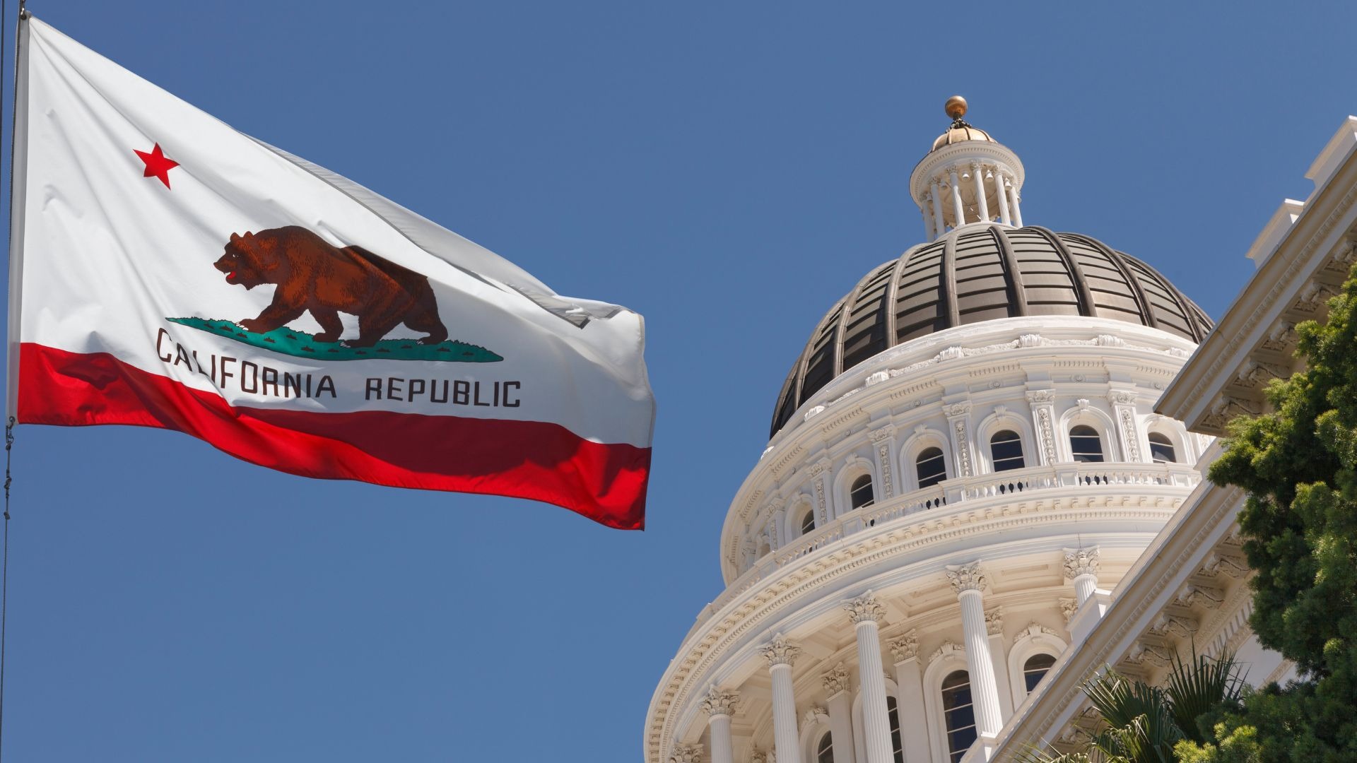Edificio del Capitolio de California en Sacramento durante una jornada legislativa sobre protección de inmigrantes